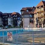 En Rez-de-chaussee - Terrasse & Piscine Chauffee Apartment